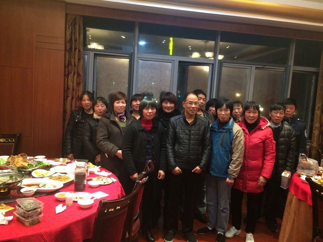 2014年退休员工与总经理合影